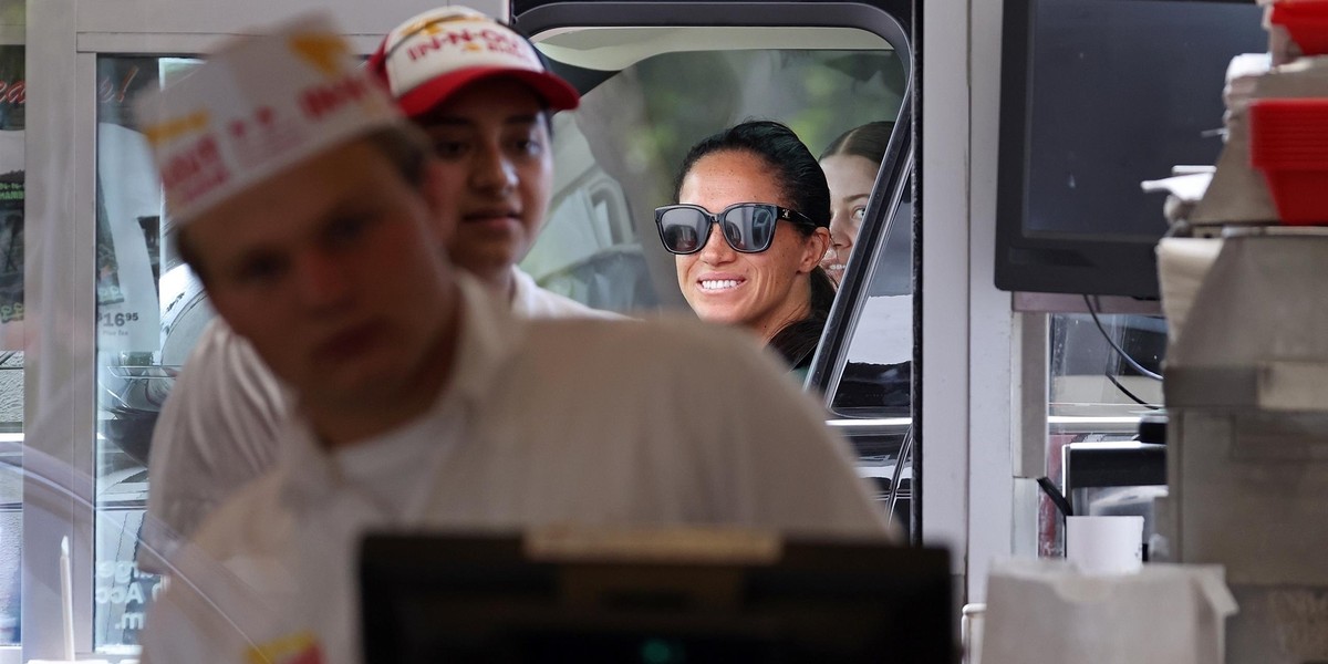 Meghan Markle zamawia cheeseburgera