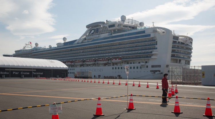 A Japán partjainál lévő Diamond Princess luxushajó, amelyen a három magyar dolgozott.