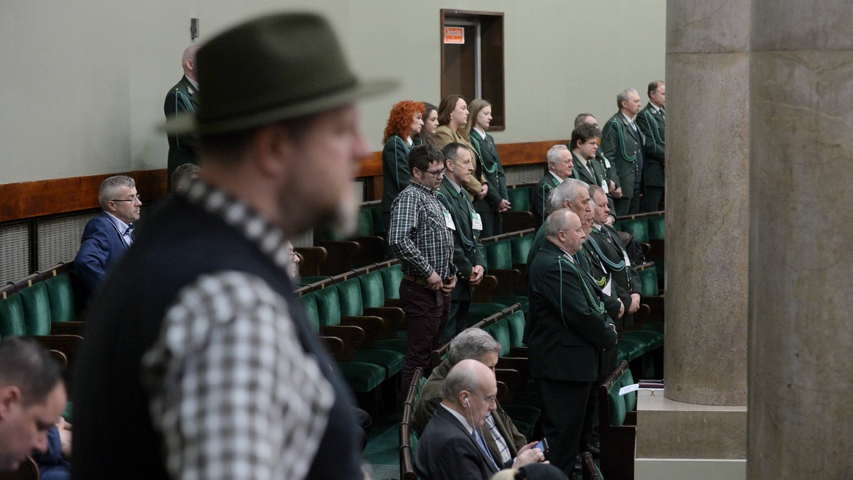 Posłowie Kukiz'15 i PSL-UED złożą wniosek do Trybunału Konstytucyjnego o stwierdzenie niezgodności z Konstytucją noweli Prawa łowieckiego. - Liczymy na korzystny wyrok Trybunału i cofnięcie zapisów - mówią zgodnie.