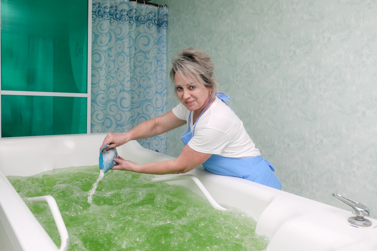 Kobieta napełnia wannę w sanatorium