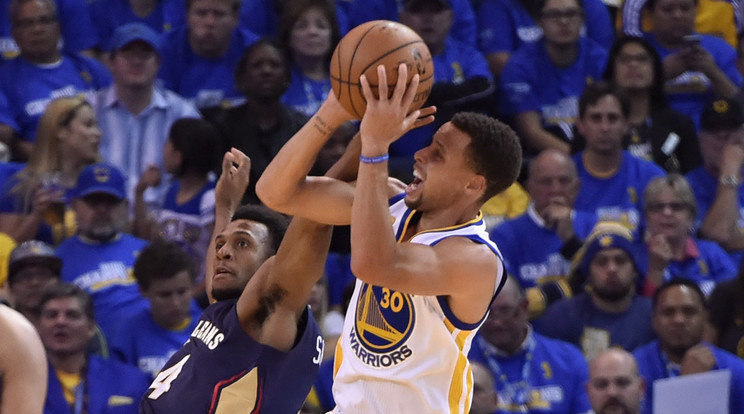 Stephen Curry (fehérben) a Golden State
vezére, képtelenek őt tartani a védők/ Fotó: MTI