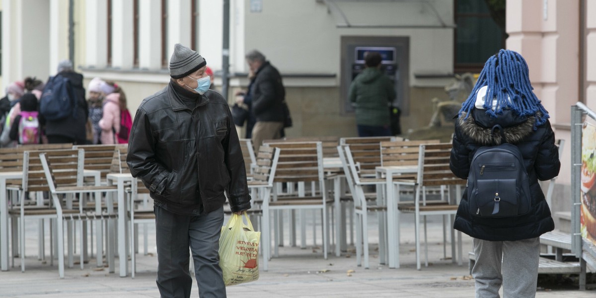 Polacy chcą działań z związku z rozwijającą się czwartą falą. Rząd na razie o lockdownach nie chce słyszeć.