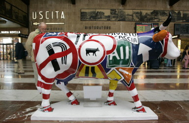 ITALY-SCUPTURE-FLORENCE-COWS