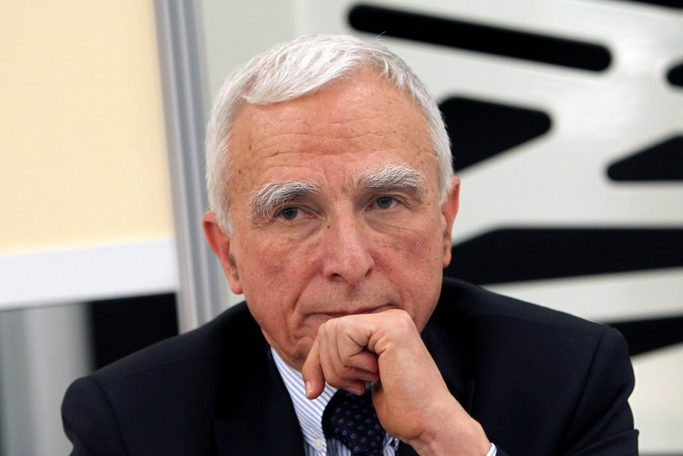 Pełnomocnik rządu ds. strategicznej infrastruktury energetycznej po wyborach parlamentarnych w 2015 r. był niemal pewniakiem na stanowisko szefa nowo powstającego Ministerstwa Energii. Gdy nim nie został, spekulowano, że to dlatego, iż jego pomysły na reformę branży węgla kamiennego (w tym zamykanie nierentownych zakładów) są zbyt daleko idące w kontekście zapewnień PiS z kampanii wyborczej o tym, że nie będzie likwidacji kopalń. Jednak nie znaczy to, iż jego rola w decyzjach energetycznych nie jest znacząca. Mimo powstania resortu energii to Naimski przejął od Ministerstwa Skarbu Państwa nadzór nad spółkami przesyłu gazu (Gaz-System) i energii (PSE Operator). Podlega mu również kontrolowany przez państwo PERN odpowiedzialny za eksploatację rurociągów do transportu ropy naftowej i jej magazynowanie. I to właśnie on przygotował zaangażowanie PERN w Orlen – PERN kupił od sierpnia 2016 do stycznia 2017 r. 4,9 proc. akcji Orlenu za 1,5 mld zł, czym wzmocnił udział państwowego kapitału.<br>
W swoich wypowiedziach Naimski podkreśla jednak, że w kolejnych latach to węgiel będzie gwarantem naszego bezpieczeństwa energetycznego. Stawia jednak na nowoczesne technologie. – Chcemy transformować, a nie restrukturyzować nasz sektor węglowy. Słowa, jakich używamy, mają znaczenie. Restrukturyzacja to inne słowo na cięcia zatrudnienia. Nie ma konieczności ograniczania go – powiedział w październiku 2016 r. w rozmowie z „Obserwatorem Finansowym”.<br>
Nie lubi owijać bawełnę, a jego wypowiedzi odbijają się głośnym echem. Niedawno propozycje Komisji Europejskiej z pakietu zimowego dla energetyki nazwał problemem dla Polski, mówiąc, że są nie do zaakceptowania (chodzi o limit emisji CO2, wynoszący 550 g na kilowatogodzinę dla wspieranych z publicznych pieniędzy wytwórców energii elektrycznej – dla siłowni węglowych limit nieosiągalny). Powiedział także, że „Komisja Europejska reprezentuje interesy Gazpromu i to jest jej polityczne obciążenie”. Chodzi o decyzję Brukseli o zwiększeniu wykorzystania przez Gazprom gazociągu OPAL, którą zaskarżyły PGNiG i polski rząd. W osłupienie wprawił w maju sam Gazprom, twierdząc, że Polska nie planuje odnowić długoterminowej umowy na dostawy gazu po wygaśnięciu obecnej w 2022 r. Jest również autorem stwierdzenia, że górnictwo węgla powinno być powiązane z energetyką, ale „nie może to polegać na tym, że pieniądze ze spółek energetycznych przekazuje się do nieracjonalnie zarządzanych spółek węglowych”.
Naimski to fachowiec, oceniany wysoko nawet przez opozycję. <br>
kbac
<br><br>
FOT.TEDI/NEWSPIX.PL