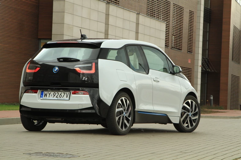 Nadwozie BMW i3 wykonano w dużej części z tworzyw wzmacnianych włóknem węglowym. Dzięki temu jest sztywne, lekkie i równoważy wysoką masę akumulatorów.