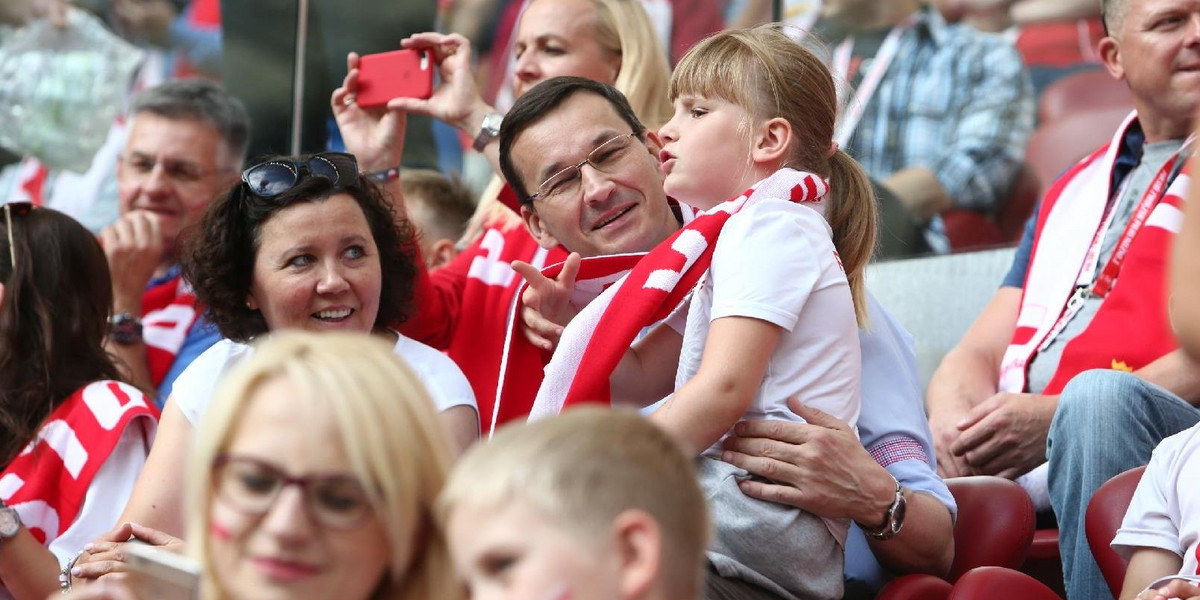 Morawiecki pokazał Lewandowskiego córeczce. Na trybunach szaleli też inni! 