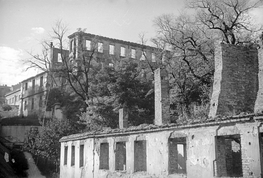 Lata 1947-1950, ul. Oboźna na wysokości Dynasów, na dalszym planie zabudowania Uniwersytetu. 