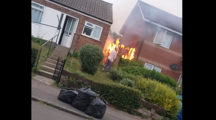 Jól látható, ahogy lángokban áll a kerítés, de a szomszédok csak vitáznak 