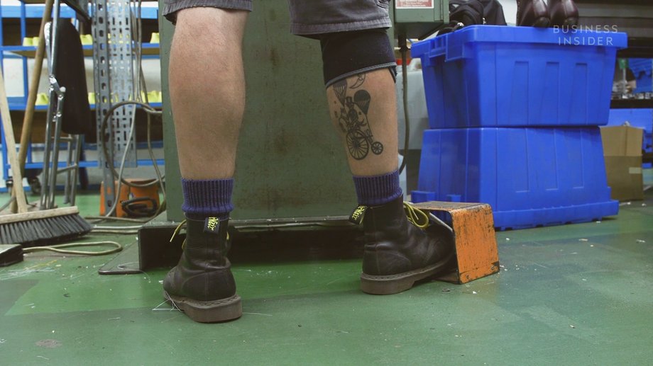 Inicialmente, los zapatos se vendieron a trabajadores de fábricas en toda Inglaterra. 