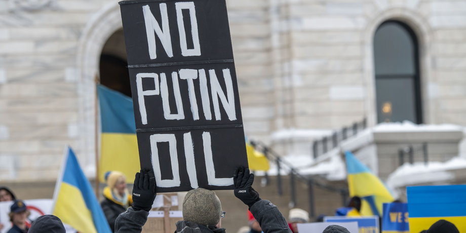 Unia Europejska złagodziła proponowane sankcje na import do Europy rosyjskiej ropy naftowej.