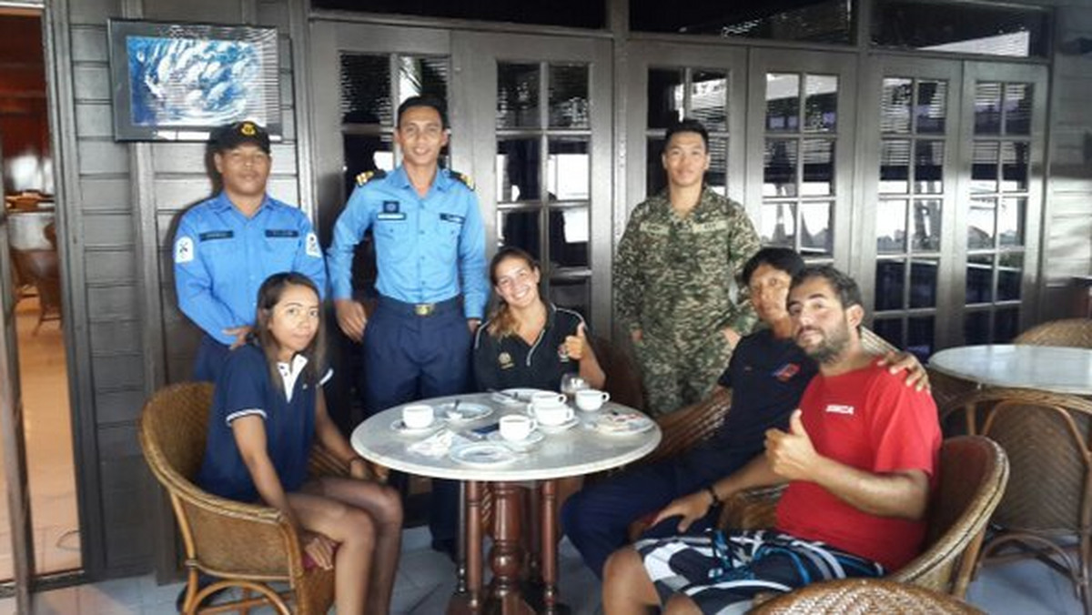 Dwoje młodych Hiszpanów, Malezyjka i Chińczyk, którzy przez 10 dni dryfowali u wybrzeży Borneo, zostali w czwartek uratowani. Nie mieli jedzenia i aby przeżyć pili niewielkie ilości wody morskiej, którą odfiltrowywali za pomocą torby - podają w piątek media.