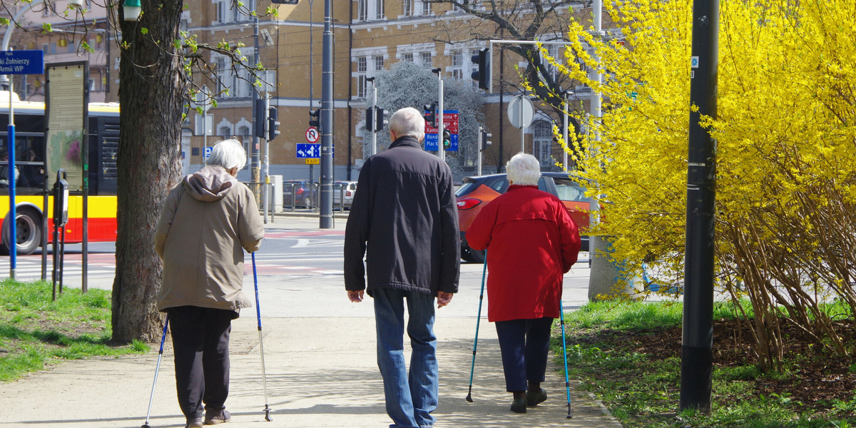 Średnio Polacy wskazują, że kobiety powinny przechodzić na emeryturę w wieku 59 lat, a mężczyźni — 62.