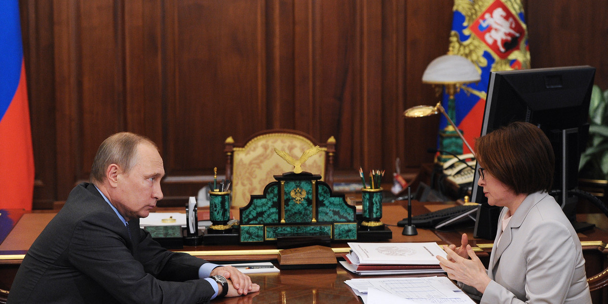 Elwira Nabiullina, szefowa banku centralnego Rosji, oraz Wladimir Putin, prezydent Federacji Rosyjskiej.