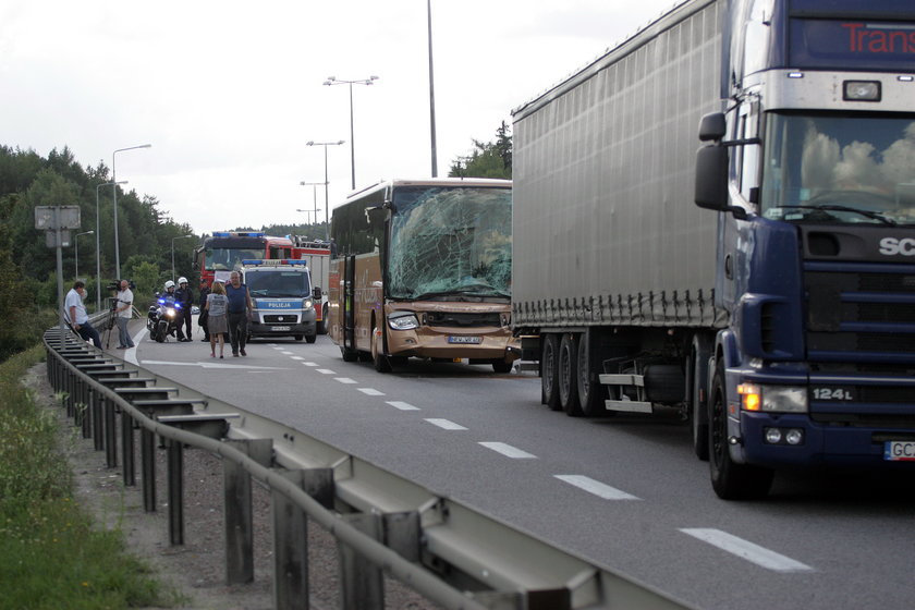 Kraksa na obwodnicy. Autokar uderzył w tira