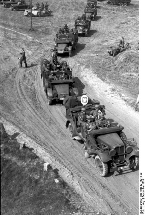 Kolumna zmotoryzowanych wojsk niemieckich po wkroczeniu do Polski, w pierwszym pojeździe widoczne zabrane oznaczenie graniczne (fot. Bundesarchiv, Bild 101I-121-0010-20 / CC-BY-SA 3.0).