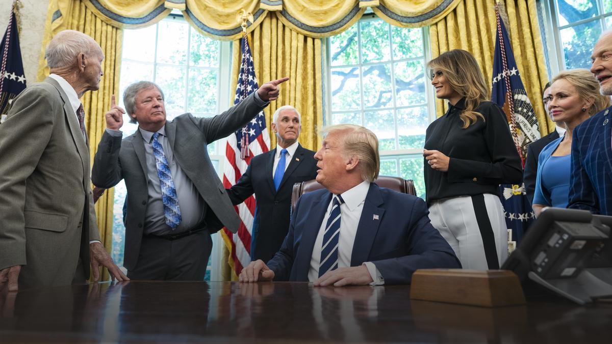 Donald Trump podczas spotkania z Michaelem Collinsem i Buzzem Aldrinem