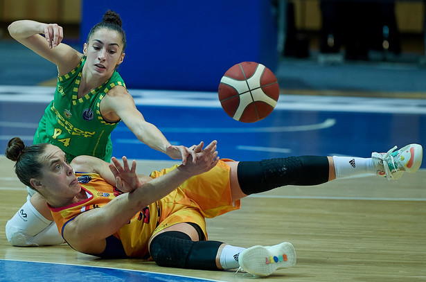 Koszykarka VBW Arki Gdynia Marissa Lee Kastanek (przód) i Sara Varga (tył) z Sopronu Basket podczas meczu grupy B Euroligi