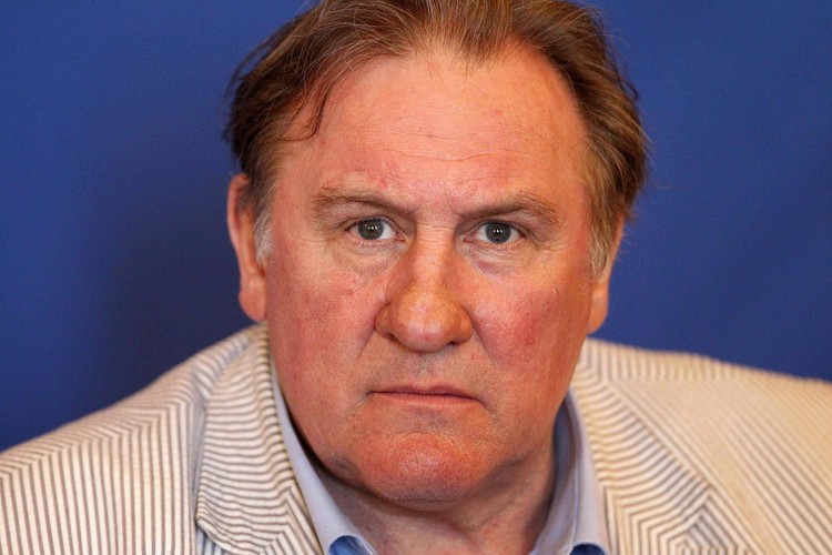 <b>Gerard Depardieu, Elizabeth Hurley i Steven Segal u Kadyrowa</b>
<br>
<br>
Gośćmi byli także modelka i aktorka Elizabeth Hurley, aktor Steven Segal i wreszcie obywatel Rosji Gerard Depardieu. Całą trójka grała w filmie kręconym w Czeczeni.
<br>
<br>
Depardieu spędził wieczór z Kadyrowem, zatańczył z nim kaukaski taniec lezginkę i oświadczył: 