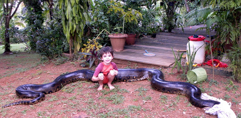 Trzymał gigantycznego węża w wannie
