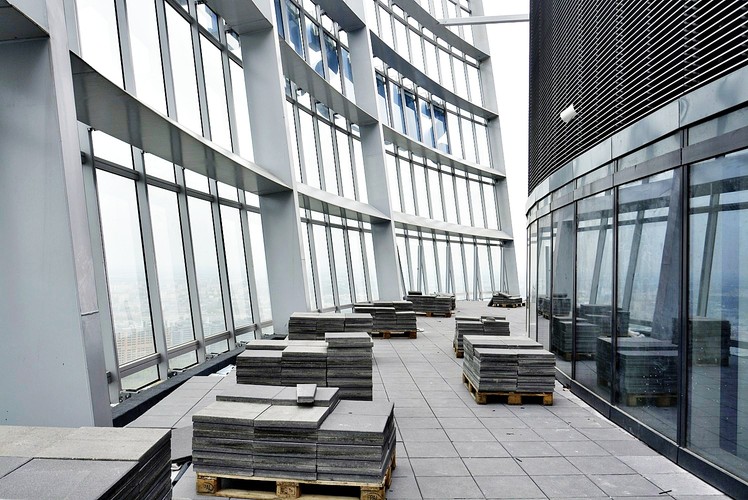 Podczas budowy Warsaw Spire pobito też inne budowlane rekordy – to właśnie tutaj wykonano najgłębszą zrealizowaną do tej pory w Polsce ścianę szczelinową o głębokości 55 metrów oraz największy wykop o kubaturze 230 tys. m sześć.  Na zdjęciu: Warsaw Spire - taras na 46. piętrze budynku A