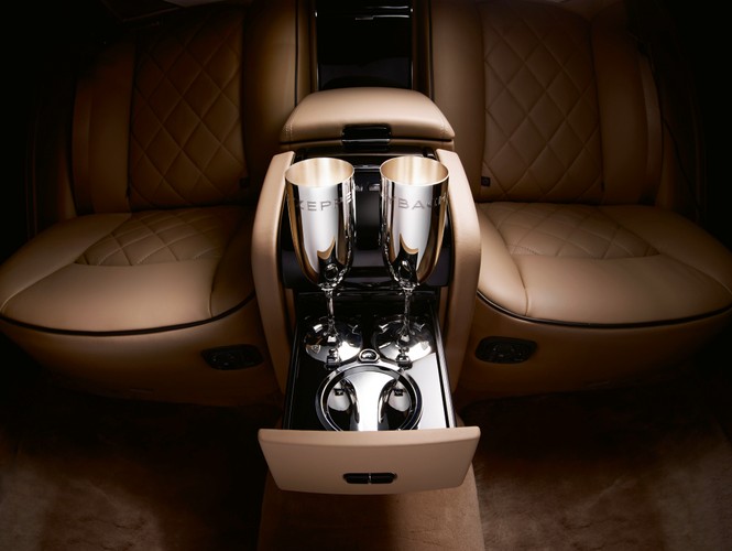 na każdym jest wygrawerowana nazwa auta