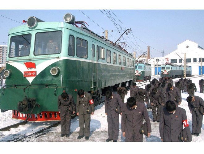 Pracownicy kolei oddają hołd zmarłemu Kim Dzong Ilowi