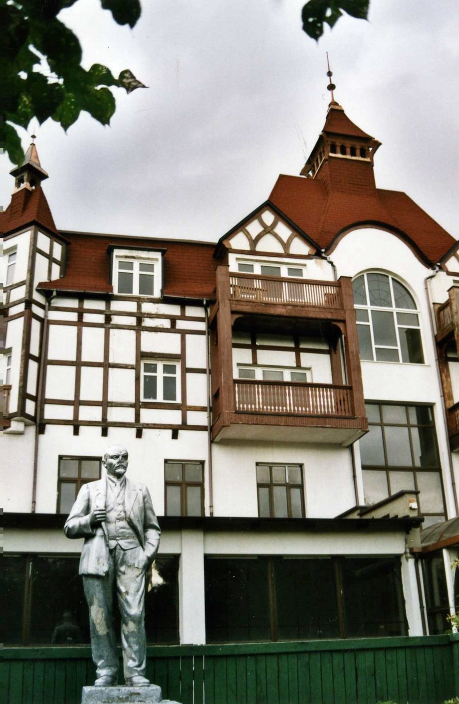 Statues of Lenin also decorate the city. Here's one posed in front of a former German Baltic resort building in Kaliningrad.