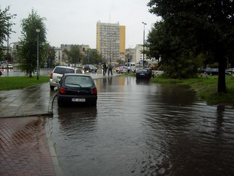 Warszawa znów zalana, utrudnienia na drogach