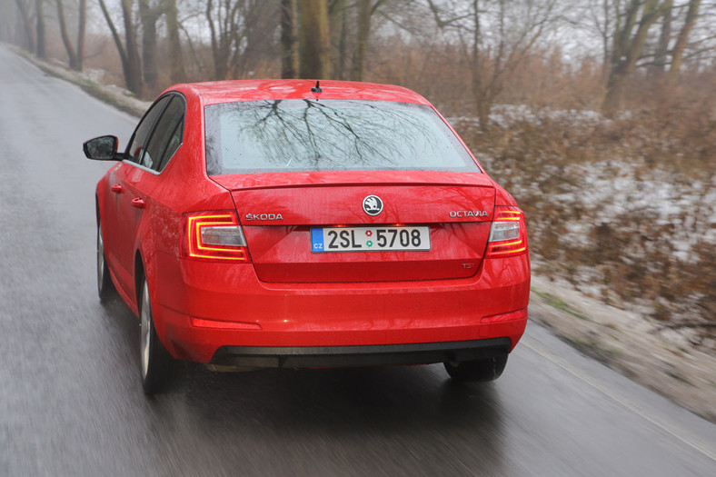 Jak jeździ nowa Skoda Octavia: czy stawia Golfa w cieniu?