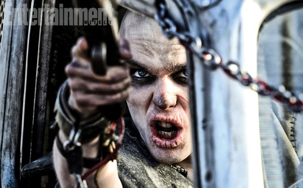 Przeraźliwie biały Nicholas Hoult w 'Mad Max: Fury Road'