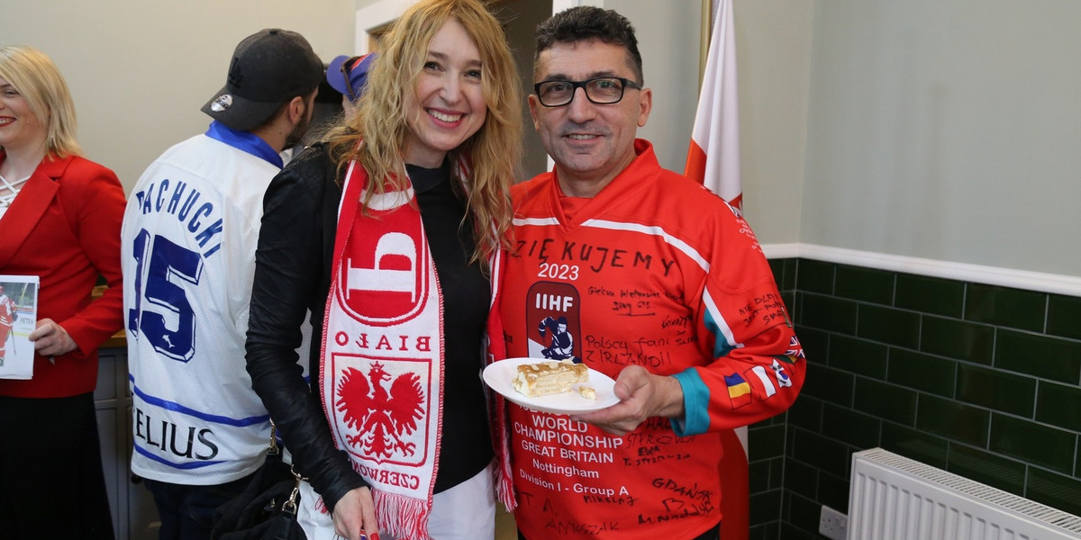 Trener Robert Kalaber z Katarzyną Zygmunt, mamą jednego z zawodników – Pawła, oraz z tortem o smaki krówki z mascarpone.