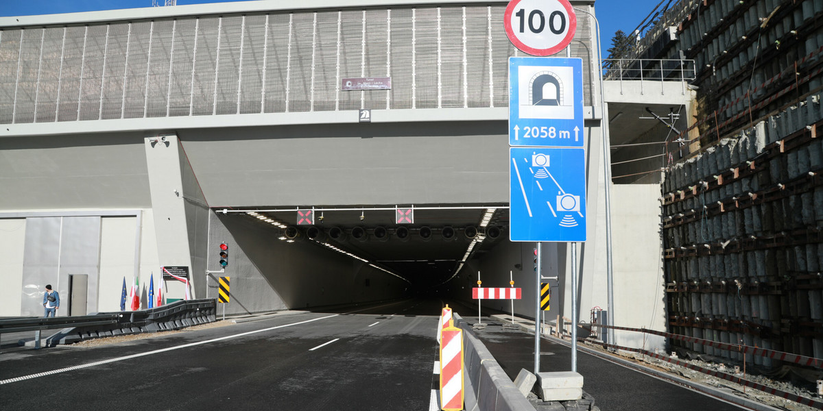 Znak informujący o odcinkowym pomiarze prędkości przed wjazdem do tunelu w ciągu zakopianki