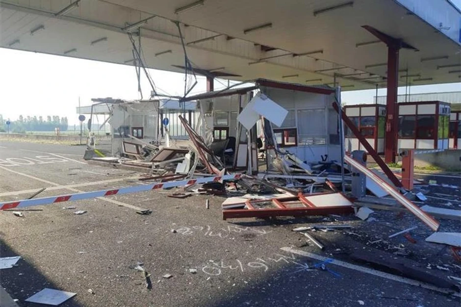 Kombi uništio kontrolne kućice