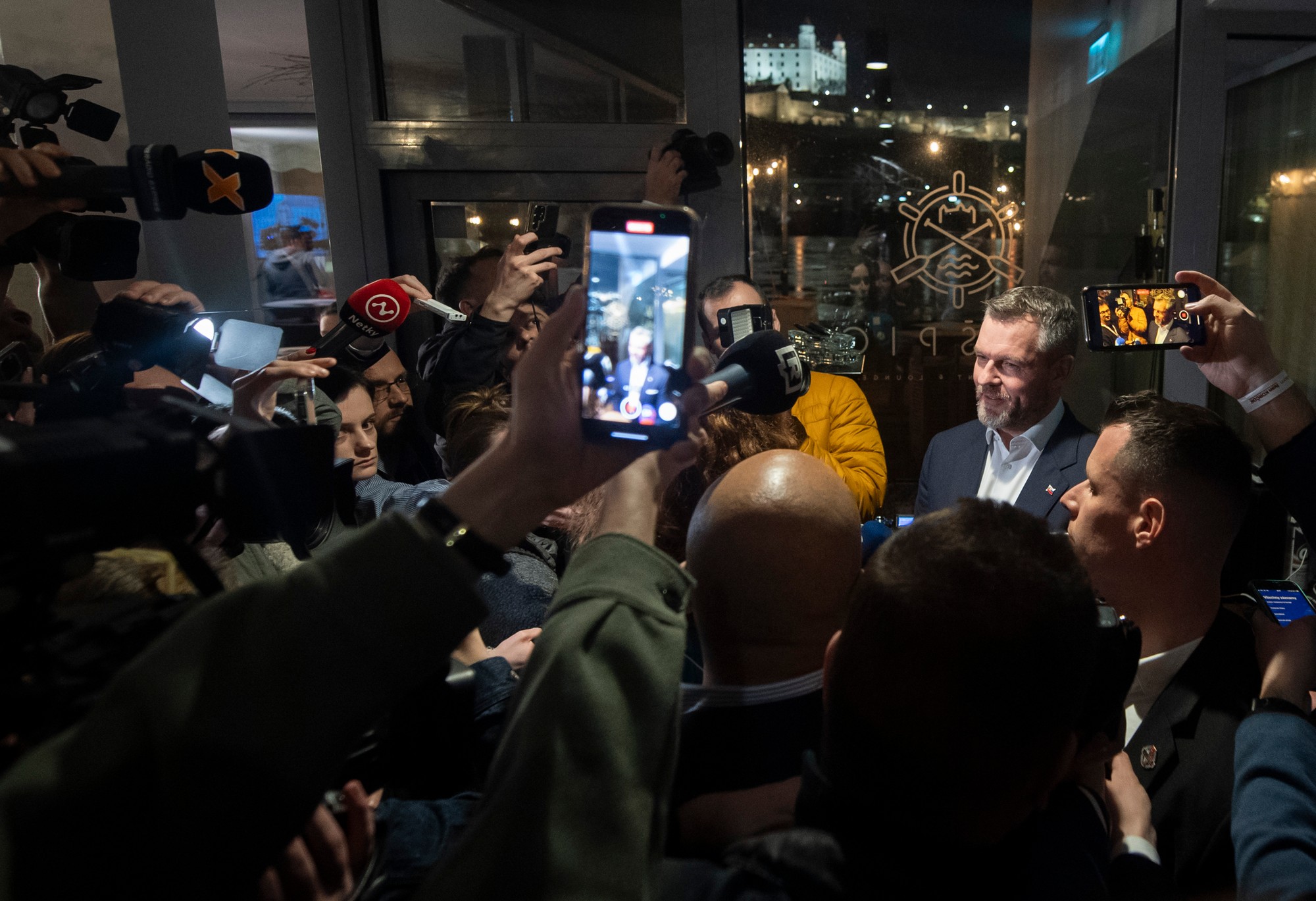 Predseda Národnej rady (NR) SR a kandidát na prezidenta SR Peter Pellegrini (v pozadí vpravo) reaguje na predbežné neoficiálne výsledky vo svojej volebnej centrále v Bratislave.
