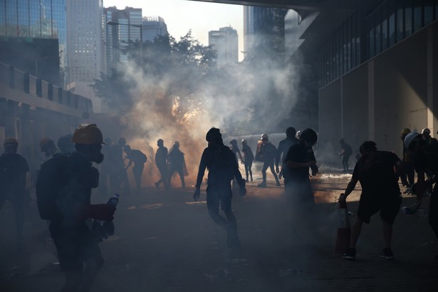 W Hongkongu kolejne protesty, nie kursuje metro, zamknięto wiele sklepów