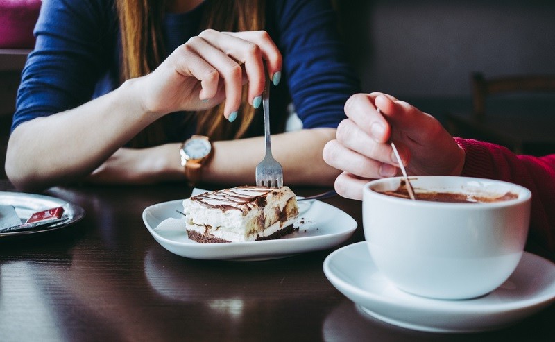 Randka w lokalnym bistro to luźna i niezobowiązująca atmosfera 