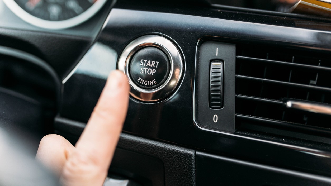 Zahrievanie motora na mieste: Zlozvyk, ktorý ničí auto aj vašu peňaženku. 