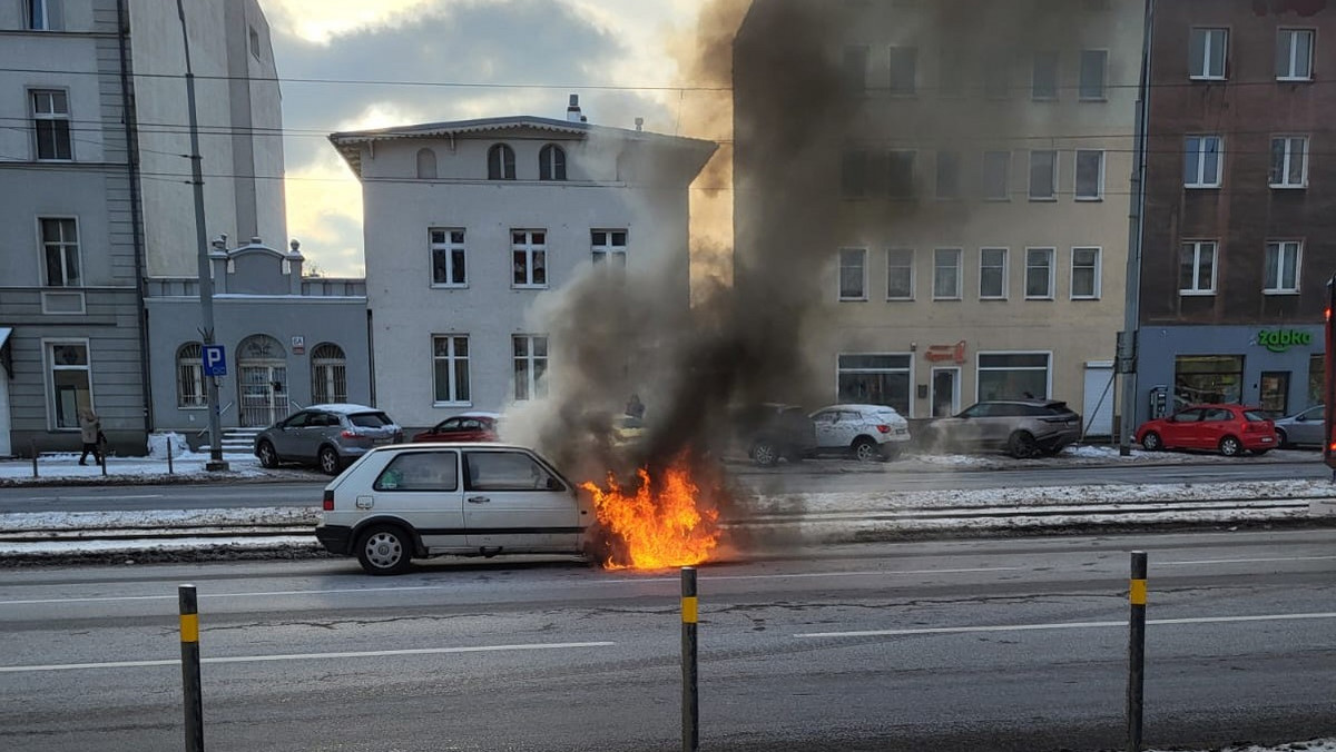Auto zapaliło się na ulicach Gdańska. "Ogień wydobywał się spod maski"