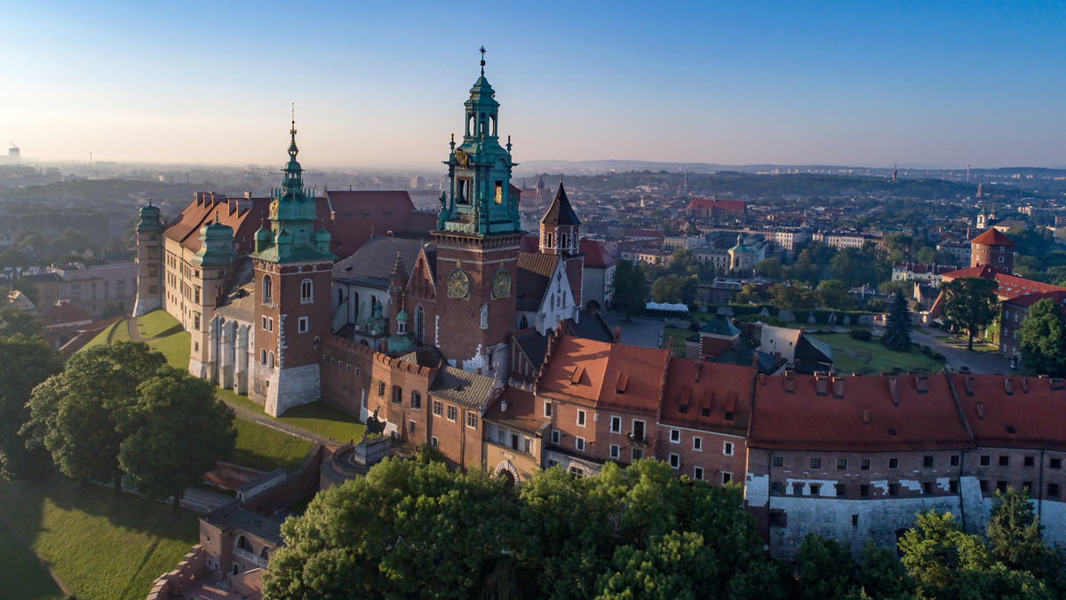 Pozostałości murów zewnętrznych katedry istniejącej na Wawelu na przełomie X i XI wieku oraz pozostałości kaplicy pod wezwaniem św. Piotra i Pawła, ufundowanej w połowie XIII w. przez bpa Jana Prandotę, odkryli konserwatorzy zajmujący się restauracją krypty Wazów.