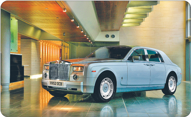 Założony w 1906 r. Rolls-Royce uchodzi za niezniszczalną markę. Sześć na dziesięć wyprodukowanych od tamtej pory aut nadal jeździ. Model Phantom kosztuje ponad 2 mln zł. Ma go kilkunastu Polaków Fot. Materiały prasowe