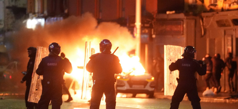 "To sceny, których nie widzieliśmy od dekad". Brutalne zamieszki w Irlandii