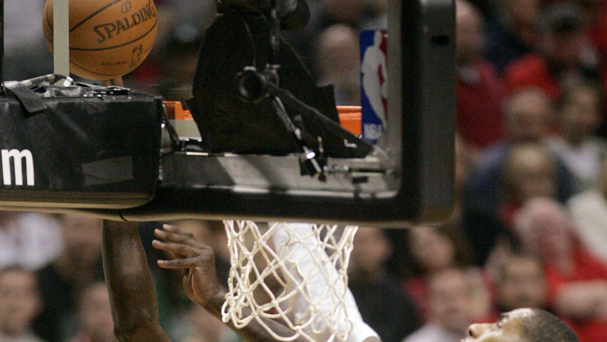 Koszykarze Portland Trail Blazers wygrywając 99:86 z San Antonio Spurs przerwali ich kapitalną passę osiemnastu meczów z rzędu bez porażki. Bohaterem zwycięskiej drużyny był LaMarcus Aldridge, który rzucił aż 40 punktów, ustanawiając swój życiowy rekord.