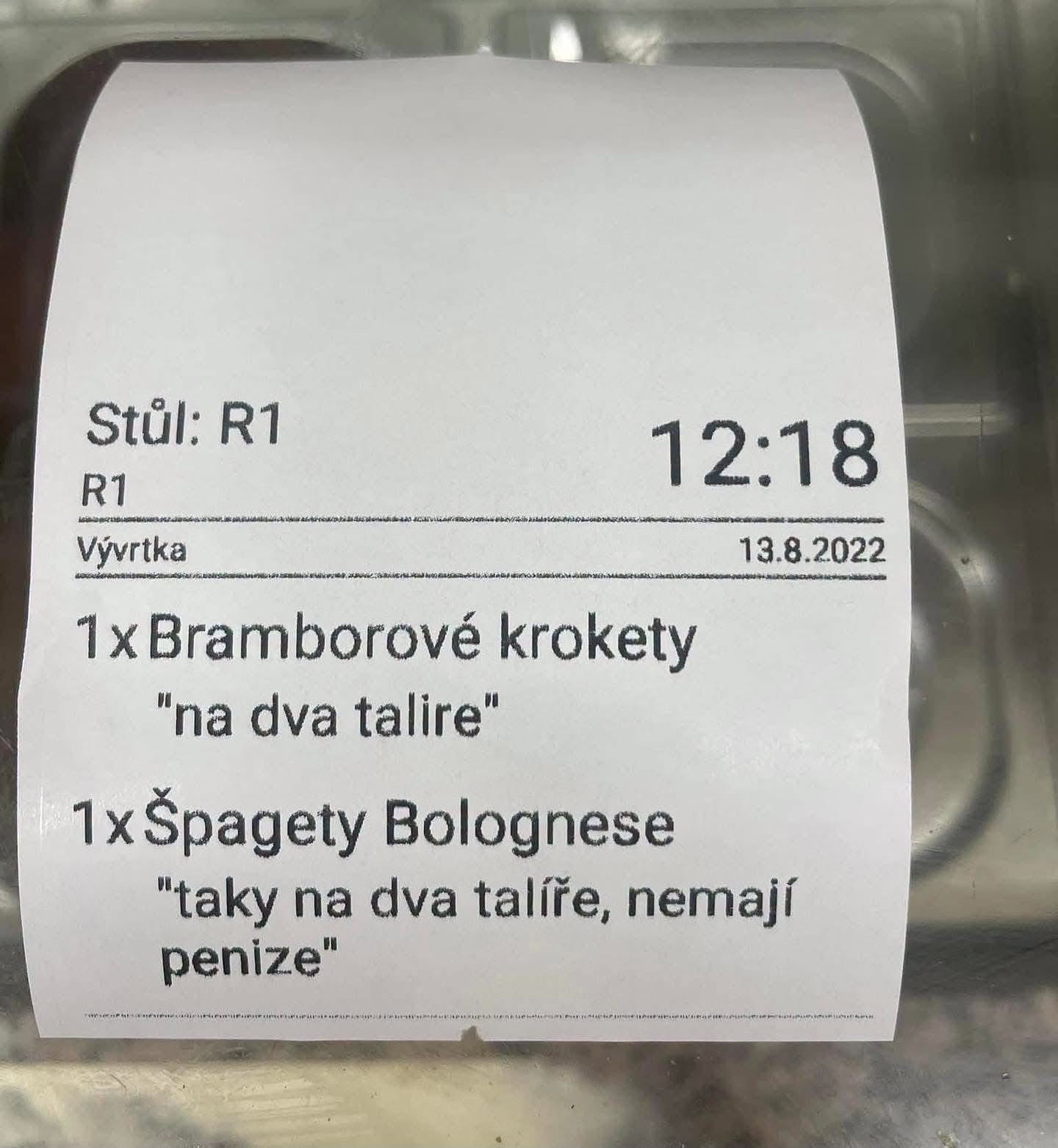 Ľudia zostali z poznámky od obsluhy zhrození. 