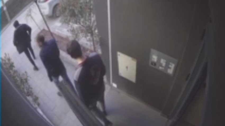 Osumnjičeni za ubistvo su išetali iz zgrade nakon zločina