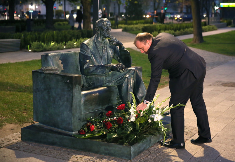 Szef MSZ Grzegorz Schetyna składa kwiaty pod pomnikiem-ławeczką Jana Karskiego, przed uroczystą premierą filmu "Karski i władcy ludzkości"