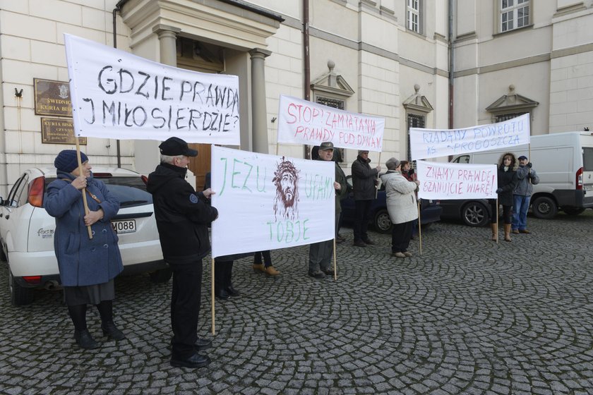 Protest przed kurią