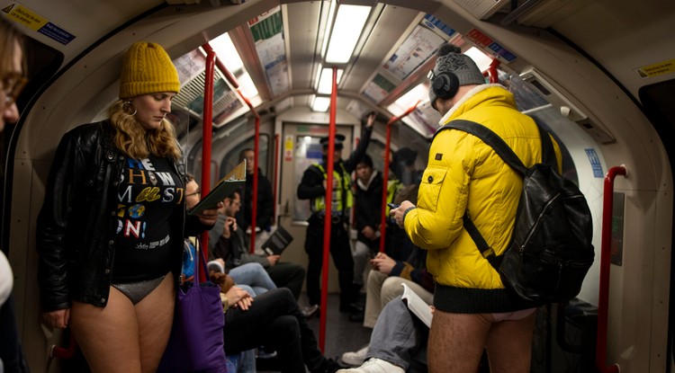 Nadrág nélküli emberek lepték el London metróit.