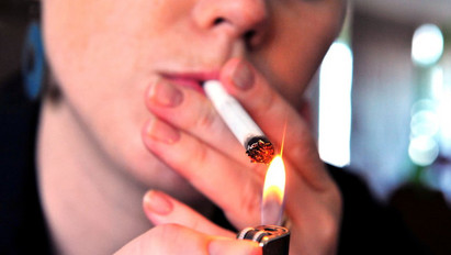 Újabb korlátozás sújtja a dohányosokat