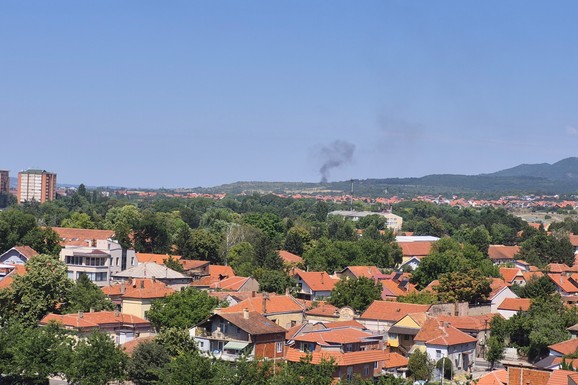 (FOTO) CRNI DIM SE NADVIO NAD NIŠOM! Izbio požar u selu Čamurlija, vatrogasci hitno upućeni na teren!