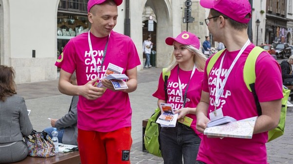Pomocnicy miejscy pracują na ulicach Krakowa do godz. 16, w weekendy do 23 (fot. Elżbieta Marchewka)